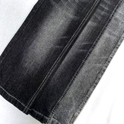 Des fils teints en coton noir, en spandex, en denim.